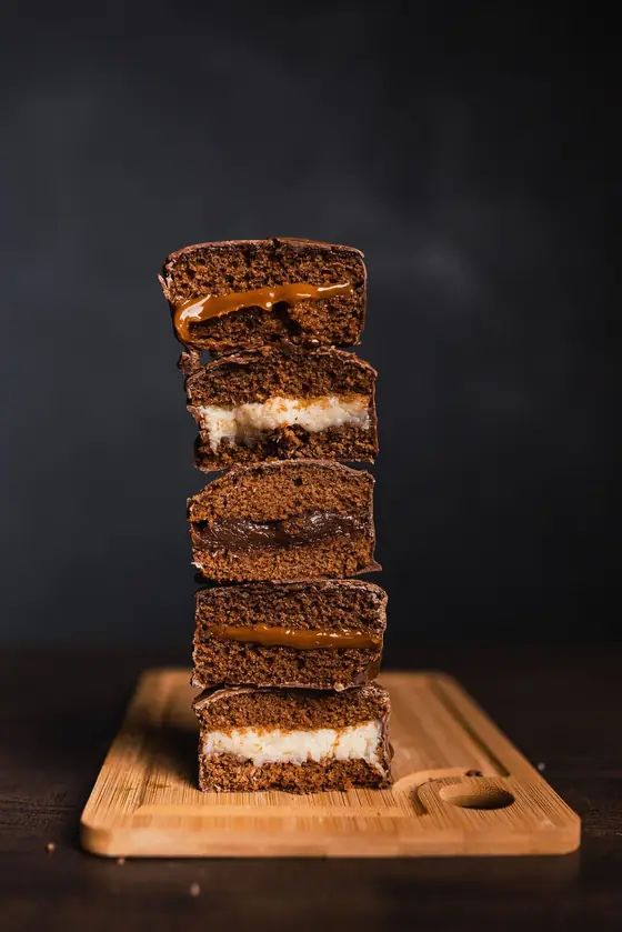 Alfajor de chocolate cortado